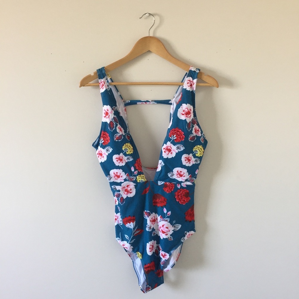 Deep V-cut Monokini - Picture 4 of 7